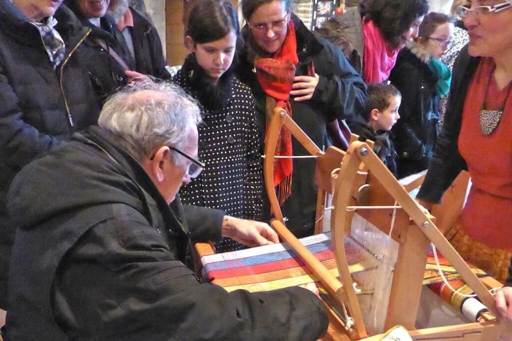 un visiteur expérimente à le tissage