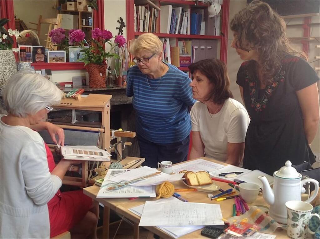 Le langage du tissage - premières leçons Début de stage, les stagiaires apprennent le langage du tissage