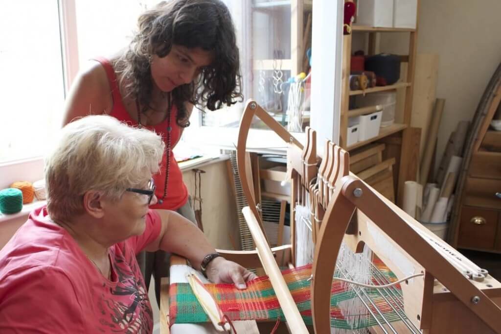 Myriam, heureuse de son tissage le montre à Ana Myriam, heureuse de son tissage le montre à Ana