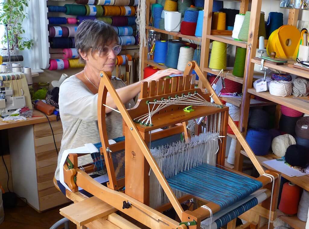 Brigitte apprend à retenir son pédalage pour un tissage tout fluide